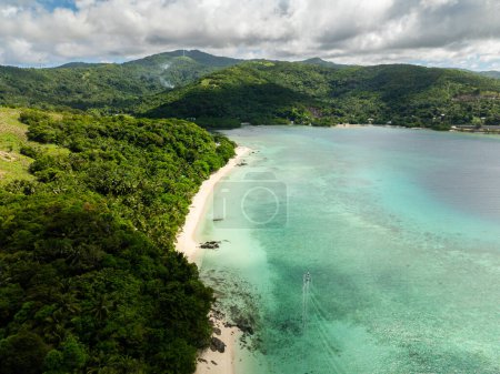 Foto de Línea costera con playa y aguas turquesas transparentes. Playa Tiamban. Nonok Beach Resort. Romblon, Romblon. Filipinas. - Imagen libre de derechos