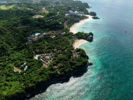Luftaufnahme von Beach Resorts mit weißem Sand und kristallklarem Wasser mit Sonnenreflexion. Boracay, Philippinen.