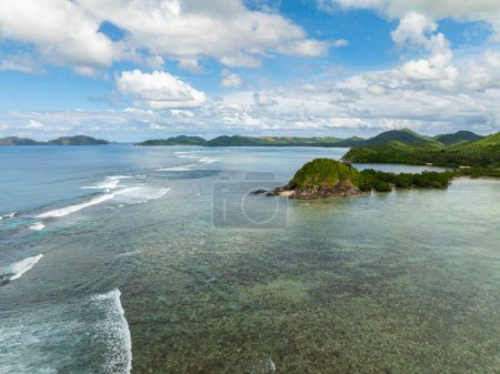 Foto de Drone vista de la isla con olas del océano. Agua de mar transparente en Busuanga, Palawan. Filipinas. - Imagen libre de derechos
