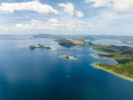 Téléchargez les photos : Vue aérienne de la plage de CYC et de l'île Dimanglet avec mer bleue. Lajala, Coron. Palawan. Philippines. - en image libre de droit