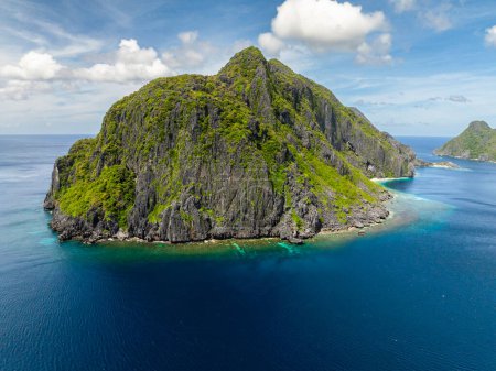 Blaues Meer auf Tapiutan Island. Blauer Himmel. El Nido, Philippinen.