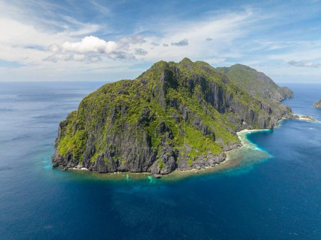 Tapiutan Insel umgeben von blauem Meer. El Nido, Palawan. Philippinen.