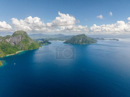 Téléchargez les photos : Île Cadlao entourée par la mer bleue, vue sur les drones. Ciel bleu et nuages. El Nido, Palawan. Philippines. - en image libre de droit
