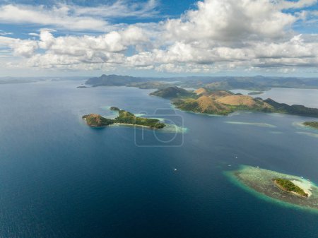 Téléchargez les photos : Bateaux autour des îles avec coraux et mer bleue. Coron, Palawan. Philippines. - en image libre de droit
