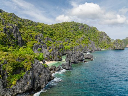 Rocas calizas con olas oceánicas en la isla Matinloc. El Nido, Filipinas.