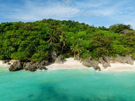 Téléchargez les photos : Rochers et sable blanc avec des vagues océaniques dans l'île de Carabao. San José, Romblon. Philippines. - en image libre de droit