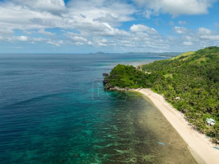 Playa de arena blanca y corales en agua de mar turquesa. Santa Fe, Tablas, Romblon. Filipinas.