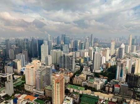 Foto de Área residencial y edificios de oficinas en Makati City. Skyline en Metro Manila, Filipinas. - Imagen libre de derechos