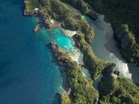 Lagunen mit Booten und Kajaks mit Sonnenreflexion. Miniloc Island. El Nido, Palawan. Philippinen.