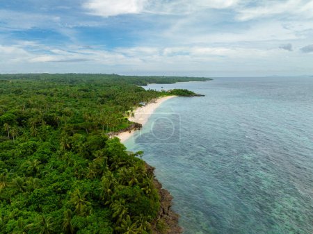 Plages de sable blanc et forêt verdoyante de l'île de Carabao. San José, Romblon. Philippines.
