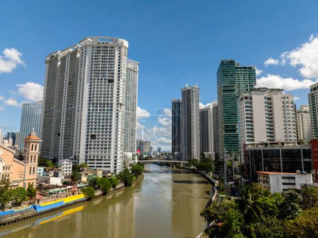Foto de Edificios de gran altura en Makati y Mandaluyong distritos. Metro Manila, Filipinas. - Imagen libre de derechos
