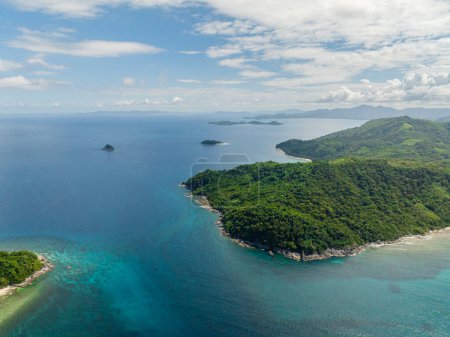 Foto de Mar azul y olas en islas tropicales e islotes en El Nido. Cielo azul y nubes. Palawan, Filipinas. - Imagen libre de derechos