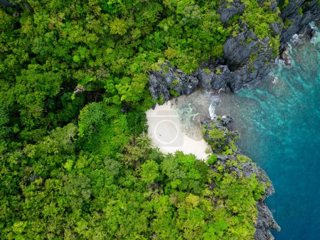 Playa tropical de arena blanca y mar azul. Isla Miniloc. El Nido, Palawan. Filipinas.