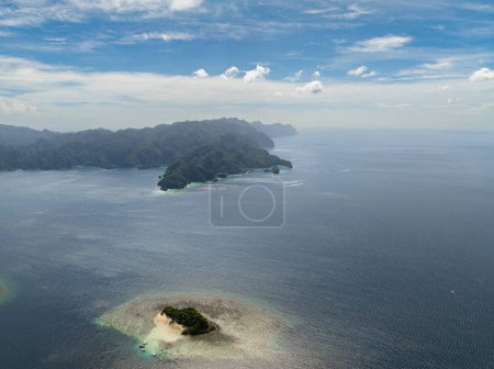 Téléchargez les photos : Mer bleue autour de l'île avec des lagunes à Coron, Palawan. Philippines. - en image libre de droit