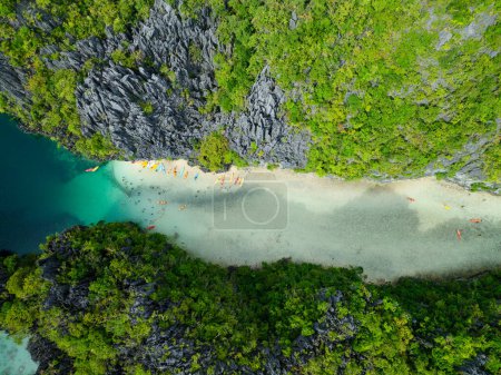 Kajaks auf klarem Wasser in Big Lagoon. Miniloc Island. El Nido, Palawan. Philippinen.