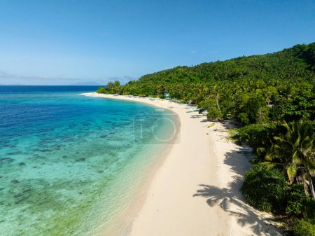 Foto de Hermosa playa de arena blanca y aguas cristalinas. Isla Cobrador. Romblon, Filipinas. - Imagen libre de derechos