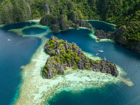 Isla con formación de rocas calizas rodeada de aguas cristalinas y lagunas. Twin Lagoon. Coron, Palawan. Filipinas.