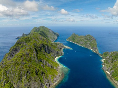 Blaues Meer zwischen Tapiutan und Matinloc. Inseln in El Nido, Palawan. Philippinen.
