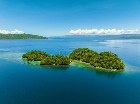 Îles avec station balnéaire dans un paysage tropical. Bangkay Island. Mindanao, Philippines. Concept été et voyage.
