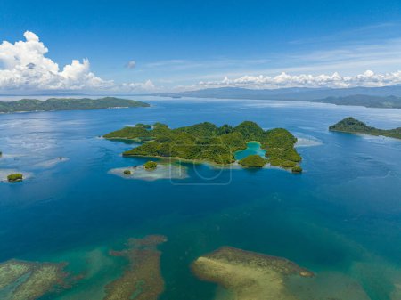 Lagune innerhalb der tropischen Insel. Tinago Island. Mindanao, Philippinen. Drohnenblick aus der Luft: Reisekonzept.
