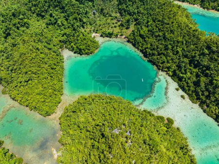 Draufsicht auf die türkisfarbene Lagune mit Strand auf der tropischen Insel. Mindanao, Philippinen. Sommer- und Reisekonzept.