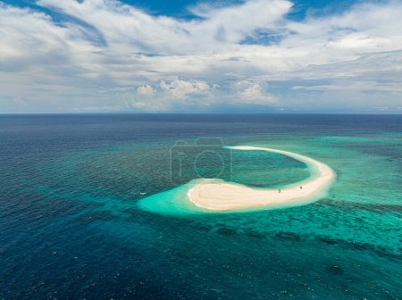 Weiße Insel mit Sandstrand und grünlichen Meereswellen. Camiguin, Philippinen.
