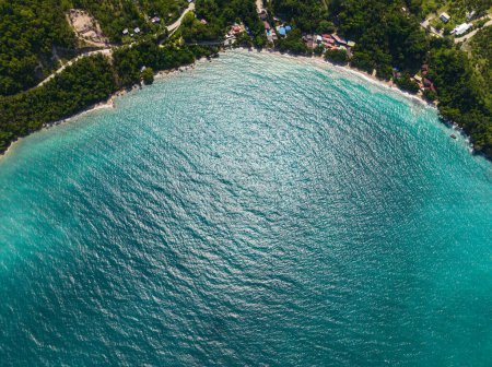 Vista superior del reflejo de la luz solar sobre el agua turquesa. Samal Island. Davao, Filipinas.