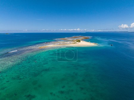 Drone shot of Tropical Island. Playa Hagonoy. Britania Grupo de la Isla. Mindanao, Filipinas.