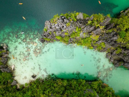 Laguna Grande con agua clara y kayaks. Isla Miniloc. El Nido, Palawan. Filipinas.