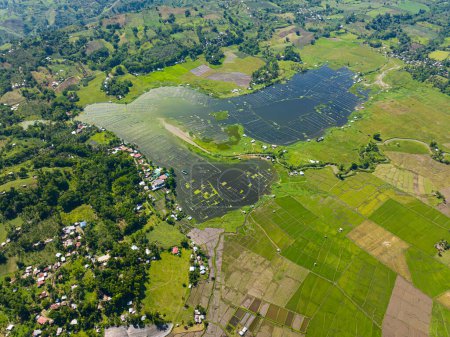 Foto de Lago Seloton con piscifactoría rodeada de paisaje agrícola. Montaña con bosque verde. Lago Sebu. Mindanao, Filipinas. - Imagen libre de derechos