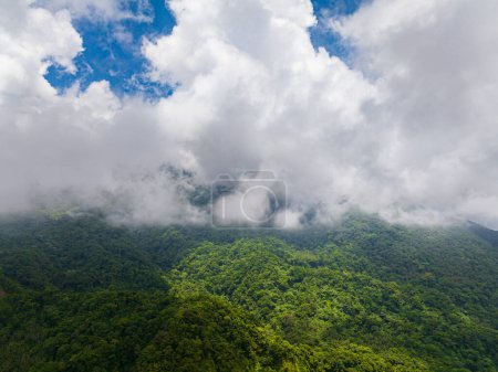 Landschaftliche Landschaft mit Wolken über Bergwald und Dschungel. Camiguin, Philippinen.