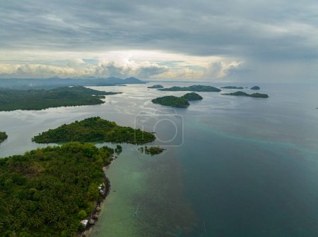 Foto de Paisaje marino: Hermoso cielo y nubes en la isla tropical. Una vez Islas. Zamboanga. Mindanao, Filipinas. - Imagen libre de derechos