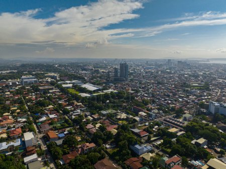 Edificios modernos y zona residencial en Davao City. Pequeñas casas a orillas del río. Mindanao, Filipinas.