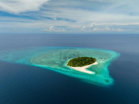 Petite île entourée d'une plage de sable blanc. Île de Mantigue. Camiguin, Philippines.