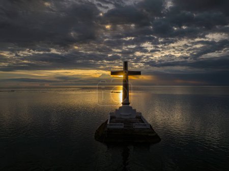 Cementerio hundido con fondo al atardecer en la isla de Camiguin. Monumento histórico en Filipinas. Destino de viaje. Crepúsculo sobre el mar.