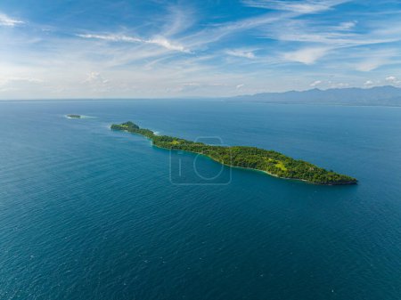 Île tropicale avec mer bleu profond. Ciel bleu et nuages. Ligid Island à Samal, Davao. Philippines.