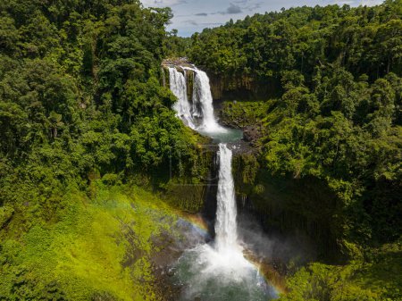 Tropischer Wasserfall in einer Bergschlucht, umgeben von Dschungel. Limunsudan Falls. Mindanao, Philippinen.