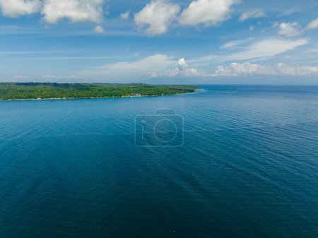 Luftaufnahme von tropischen Inseln und blauem Meer. Blauer Himmel und Wolken. Talikud Island. Samal, Davao. Philippinen.