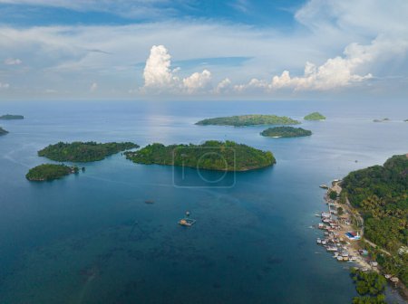 Foto de Grupo de islas y mar azul. Cielo azul y nubes. Una vez Islas en Zamboanga. Mindanao, Filipinas. - Imagen libre de derechos