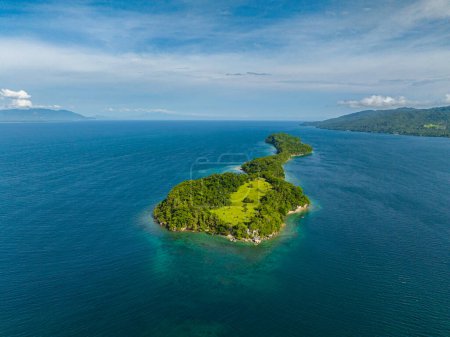 Hermosa naturaleza en la isla tropical rodeada de océano azul. Samal Island. Davao, Filipinas. Paisaje marino.