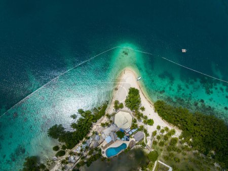 Estudio aéreo de balneario con arena blanca y agua turquesa. Isla Malipano. Samal, Davao. Filipinas.