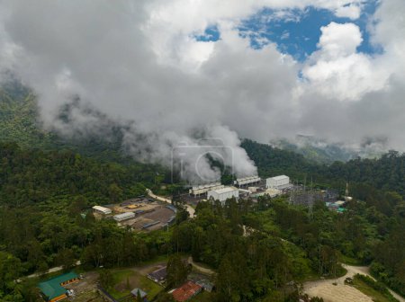 Vista aérea de la estación geotérmica con vapor y tuberías. Planta de energía geotérmica con tuberías humeantes y vapor. Mindanao, Filipinas.
