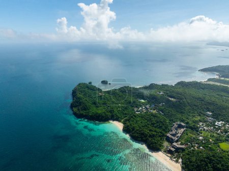 Foto de Isla tropical con bosque verde cerca de la costa y playa de arena blanca. Boracay, Filipinas. - Imagen libre de derechos