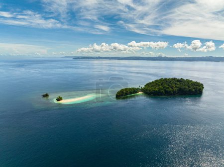 Foto de Isla tropical con playa de arena y mar azul. Millari Island. Mindanao, Filipinas. - Imagen libre de derechos