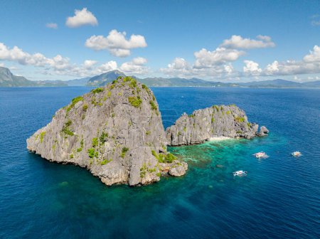 Téléchargez les photos : Bateaux touristiques au-dessus de la mer bleue à Twin Rocks. Ciel bleu et nuages. El Nido, Palawan. Philippines. - en image libre de droit
