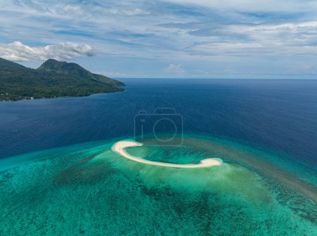 Foto de Hermosa formación de barra de arena con agua de mar turquesa y olas en White Island. Camiguin, Filipinas. - Imagen libre de derechos
