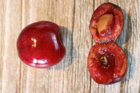 Foto de Gusano blanco en un cerezo. Un gusano cereza visto de cerca. Un gusano en una fruta de cereza visto de cerca. - Imagen libre de derechos