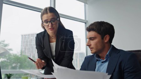 Photo for Nervous worker reporting boss in office. Angry executive shouting throw papers dissatisfied with marketing results. Upset woman manager analysing explaining contract. Unsuccessful contract concept - Royalty Free Image