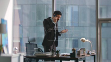 Wütende Geschäftsinhaber rufen nach modernen Büros. Wütend unzufriedene Manager beenden Telefonat und fühlen sich im Stehen gestresst. Emotionaler Geschäftsmann verzweifelt am Telefon.
