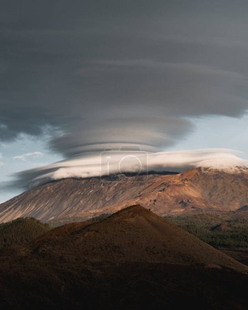 Téléchargez les photos : Spectaculaires nuages lenticulaires au-dessus du volcan Teide au coucher du soleil sur l'île des Canaries de Ténérife. - en image libre de droit